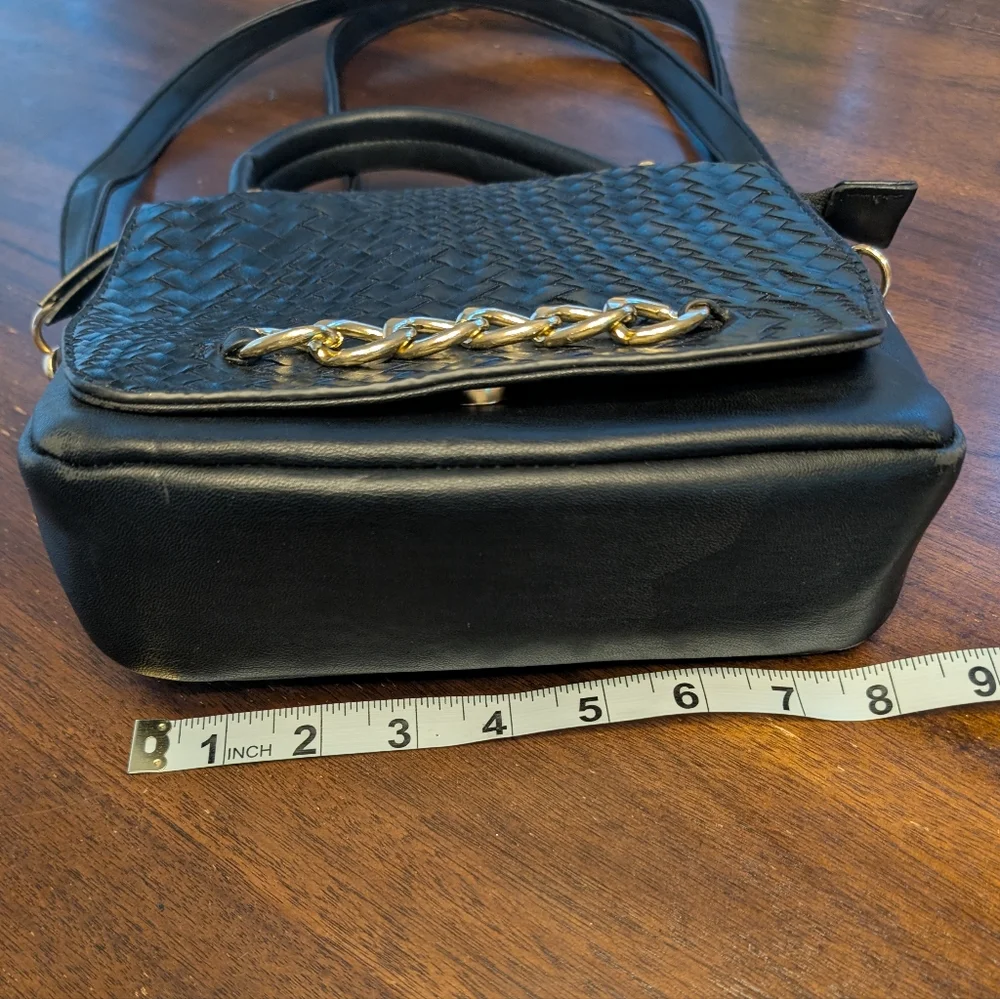 Darcy Marks London Woven Cross Body Bag With Top Handle & Gold Accent Chain